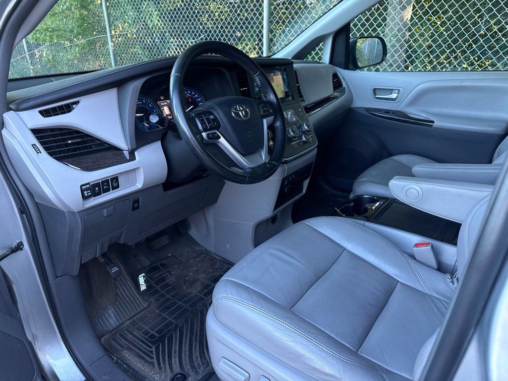 2016 Toyota Sienna XLE - 23096845 - 6