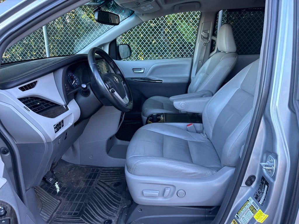 2016 Toyota Sienna XLE - 23096845 - 7