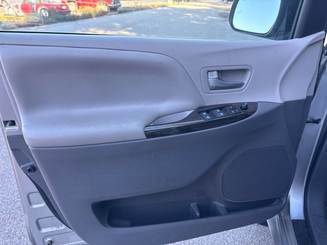 2016 Toyota Sienna XLE - 23096845 - 8