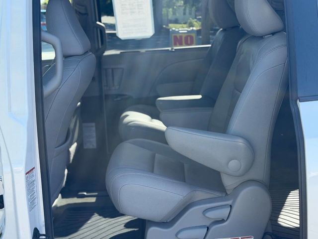 2016 Toyota Sienna XLE 7 Passenger Auto Access Seat 4dr Mini Van - 23014709 - 10