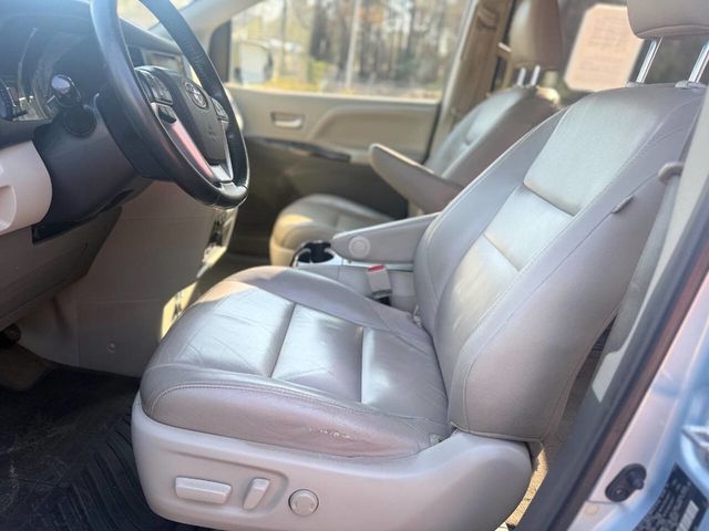 2016 Toyota Sienna XLE 8 Passenger 4dr Mini Van - 23001198 - 14