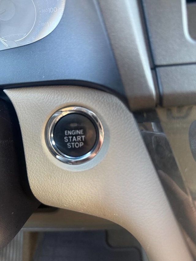 2016 Toyota Sienna XLE 8 Passenger 4dr Mini Van - 23001198 - 17