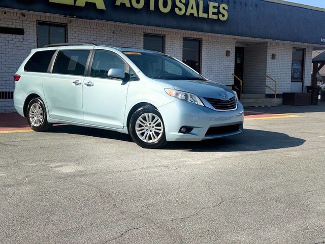 2016 Toyota Sienna XLE 8 Passenger 4dr Mini Van - 23001198 - 4