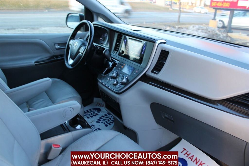 2016 Toyota Sienna XLE 8 Passenger 4dr Mini Van - 22311563 - 19