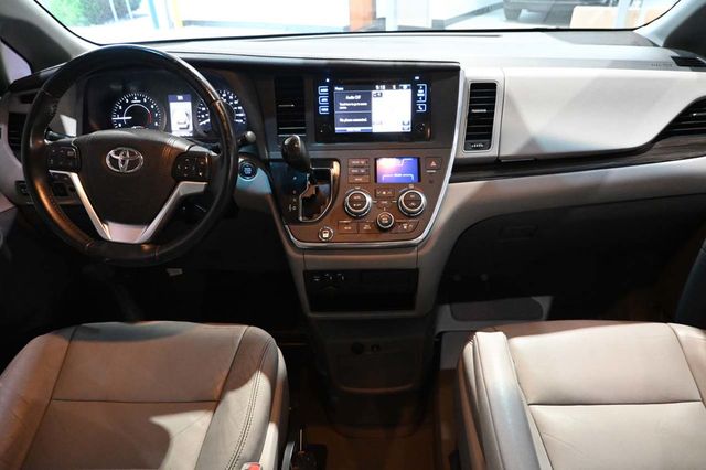 2016 Toyota Sienna XLE Mobility Handicap Van - 23043501 - 23