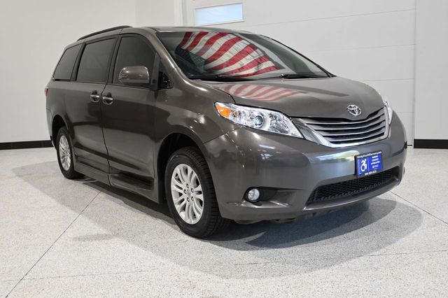 2016 Toyota Sienna XLE Mobility Handicap Van - 23043501 - 2