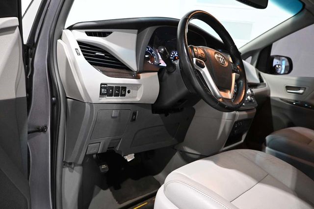 2016 Toyota Sienna XLE Mobility Handicap Van - 23043501 - 32