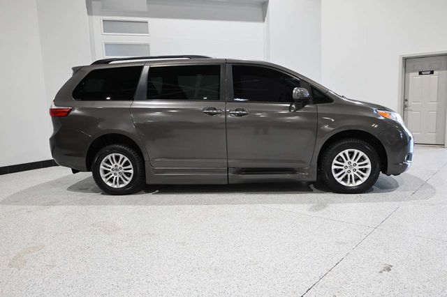 2016 Toyota Sienna XLE Mobility Handicap Van - 23043501 - 4