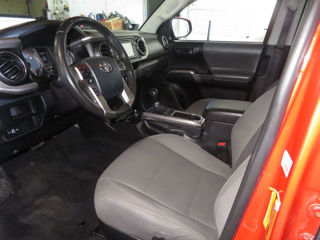 2016 Toyota Tacoma SR5 photo 19