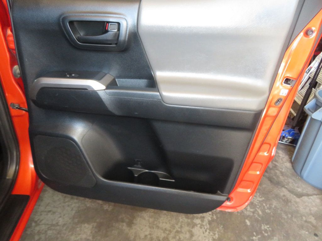 2016 Toyota Tacoma SR5 photo 27