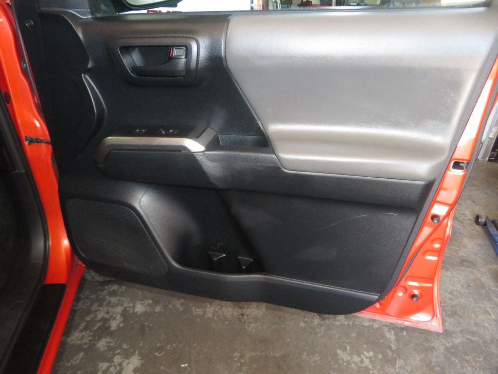 2016 Toyota Tacoma SR5 photo 31