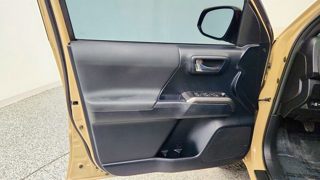 2016 Toyota Tacoma TRD Sport Double Cab 4WD V6 Manual - 23010083 - 9