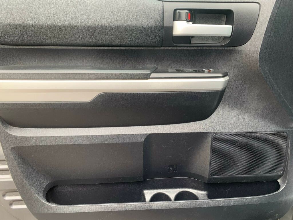 2016 Toyota Tundra SR5 CrewMax photo 3