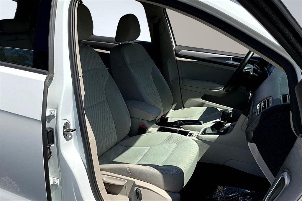 2016 Volkswagen Golf TSI S photo 10