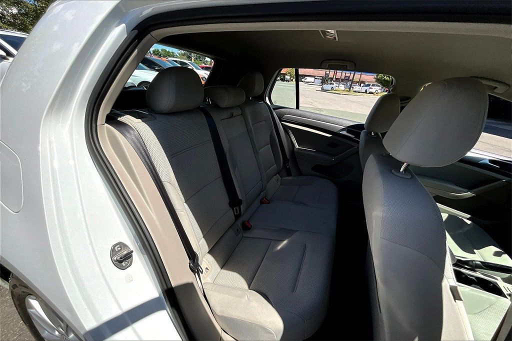 2016 Volkswagen Golf TSI S photo 11