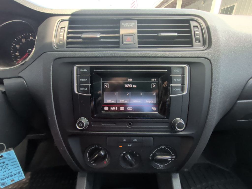 Volkswagen Jetta Sedan S photo 17