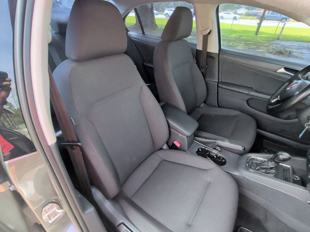 Volkswagen Jetta Sedan S photo 19