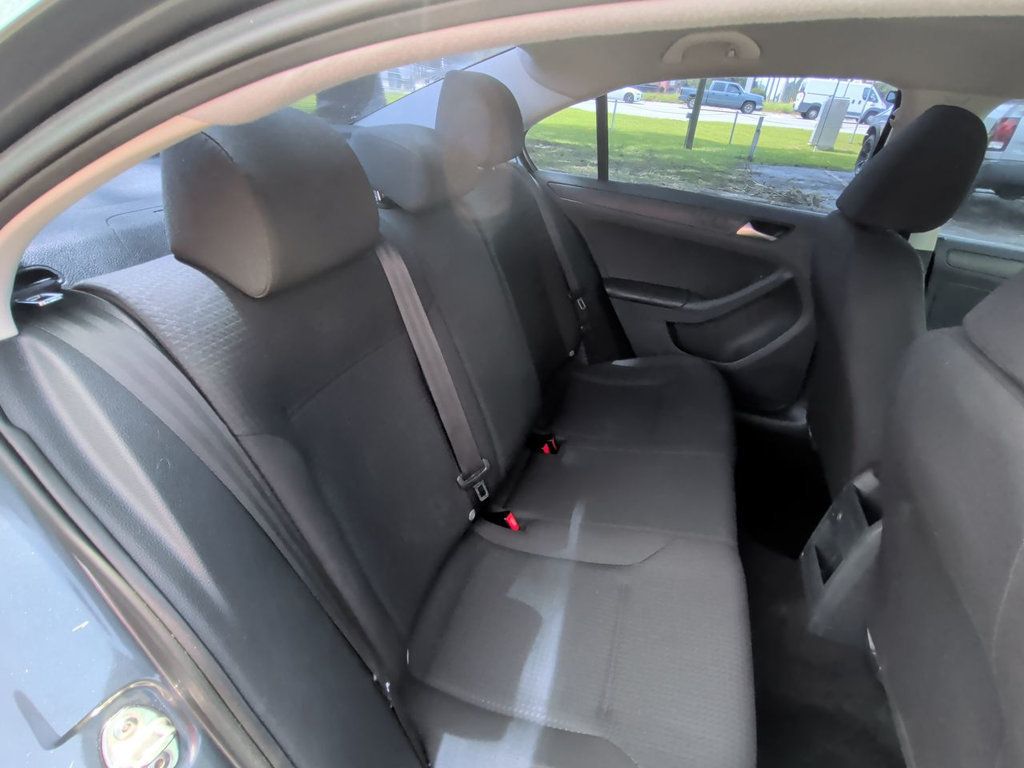 Volkswagen Jetta Sedan S photo 20