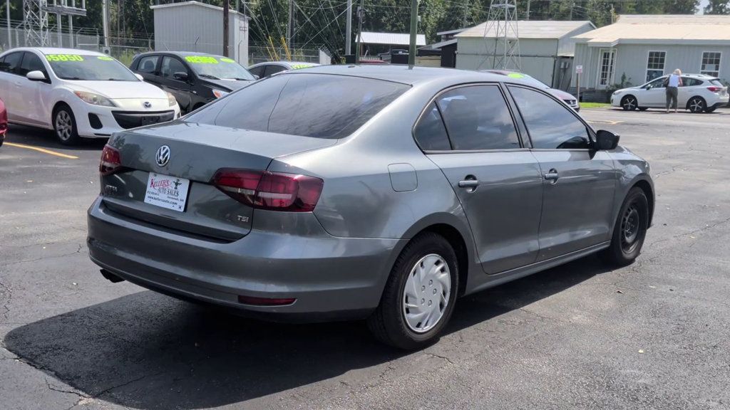 Volkswagen Jetta Sedan S photo 8