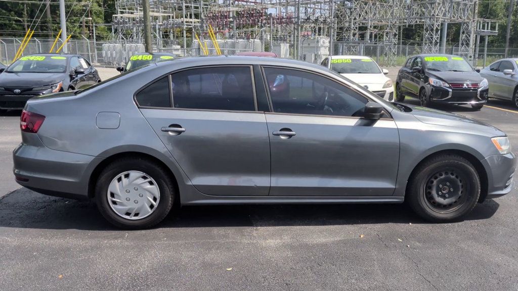 Volkswagen Jetta Sedan S photo 9