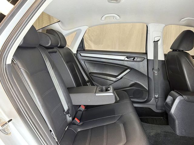 2016 Volkswagen Passat 4dr Sedan 1.8T Automatic R-Line - 23079571 - 37