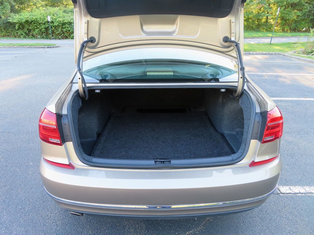 2016 Volkswagen Passat TDI SE photo 42