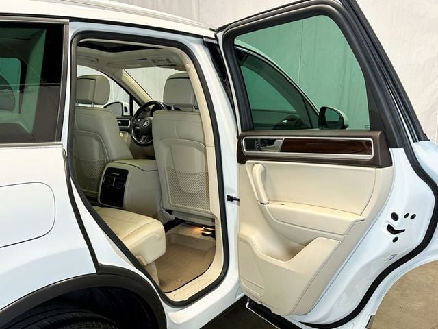 2016 Volkswagen Touareg TDI Sport w/Technology 4dr - 23088625 - 34