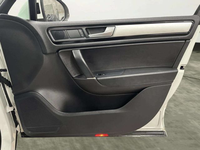 2016 Volkswagen Touareg VR6 Lux 4dr - 22976618 - 19