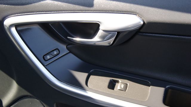 2016 Volvo XC60 3 MONTH WARRANTY , JUST SERVICED , VERY CLEAN INSIDE AND OUT  - 22987798 - 30