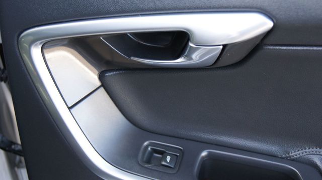 2016 Volvo XC60 3 MONTH WARRANTY , JUST SERVICED , VERY CLEAN INSIDE AND OUT  - 22987798 - 37