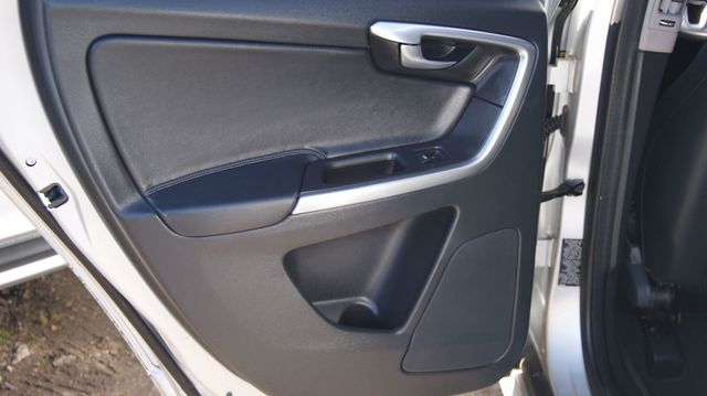 2016 Volvo XC60 3 MONTH WARRANTY , JUST SERVICED , VERY CLEAN INSIDE AND OUT  - 22987798 - 44