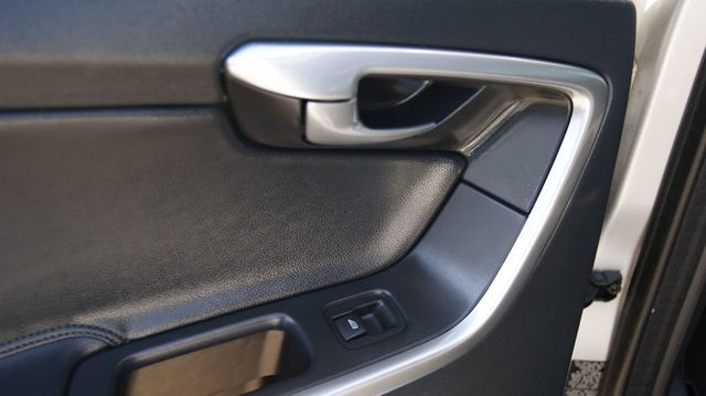 2016 Volvo XC60 3 MONTH WARRANTY , JUST SERVICED , VERY CLEAN INSIDE AND OUT  - 22987798 - 45