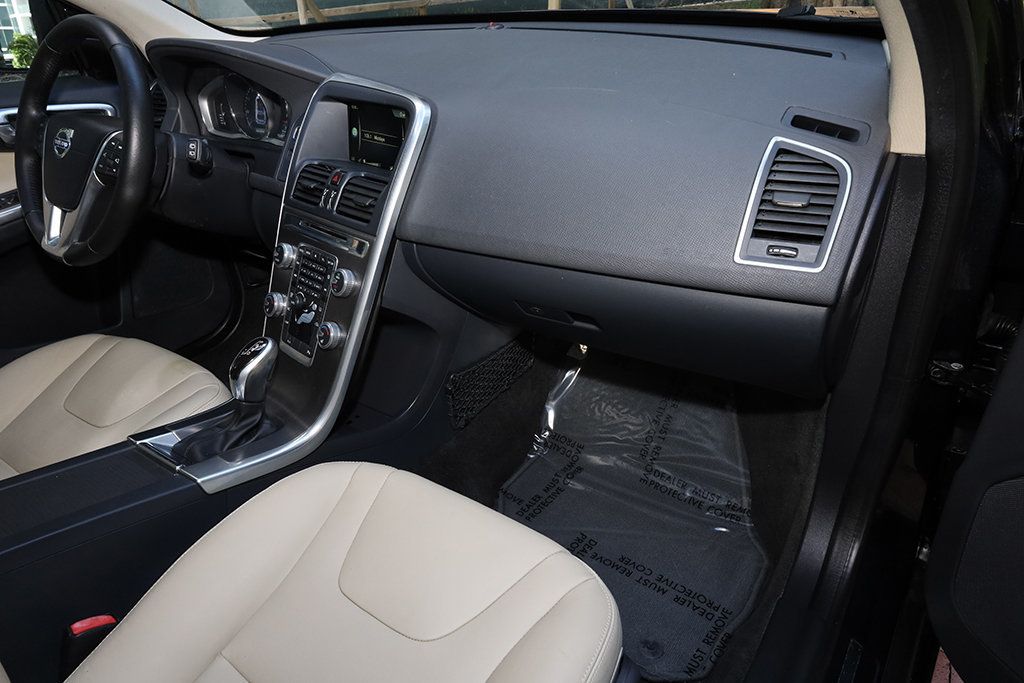 2016 Volvo XC60 T5 Premier photo 25