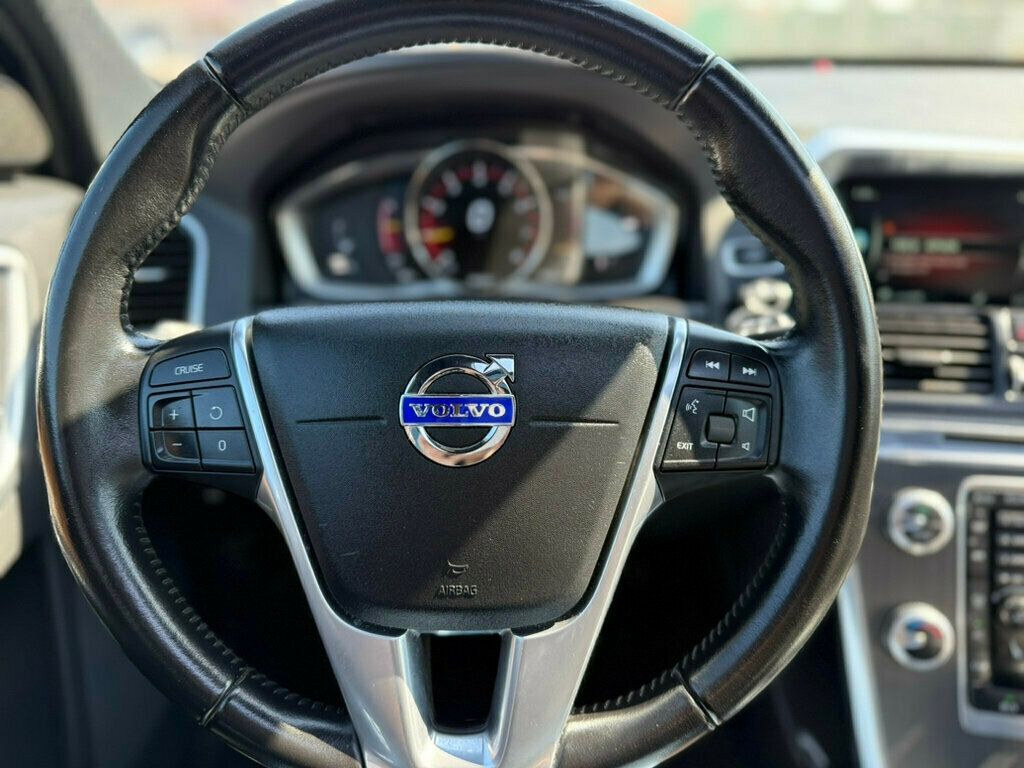 2016 Volvo XC60 T6 Drive-E photo 9