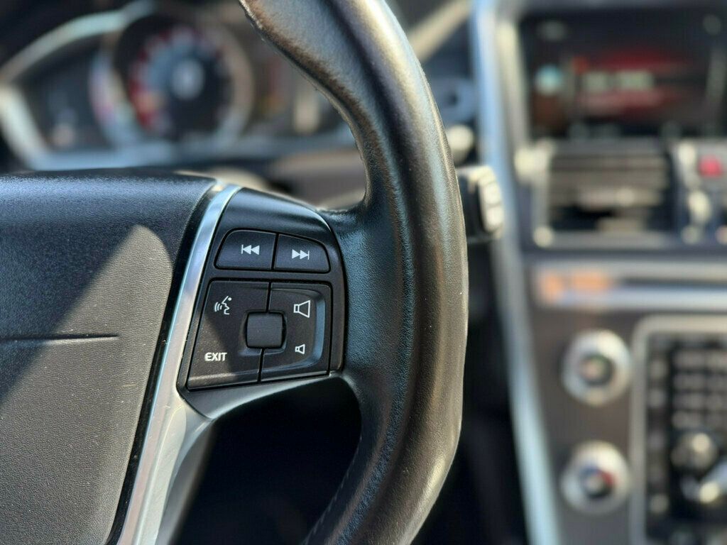 2016 Volvo XC60 T6 Drive-E photo 11