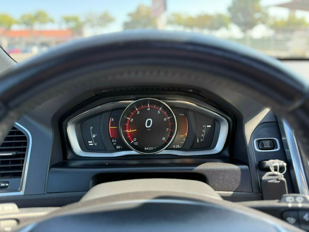 2016 Volvo XC60 T6 Drive-E photo 12
