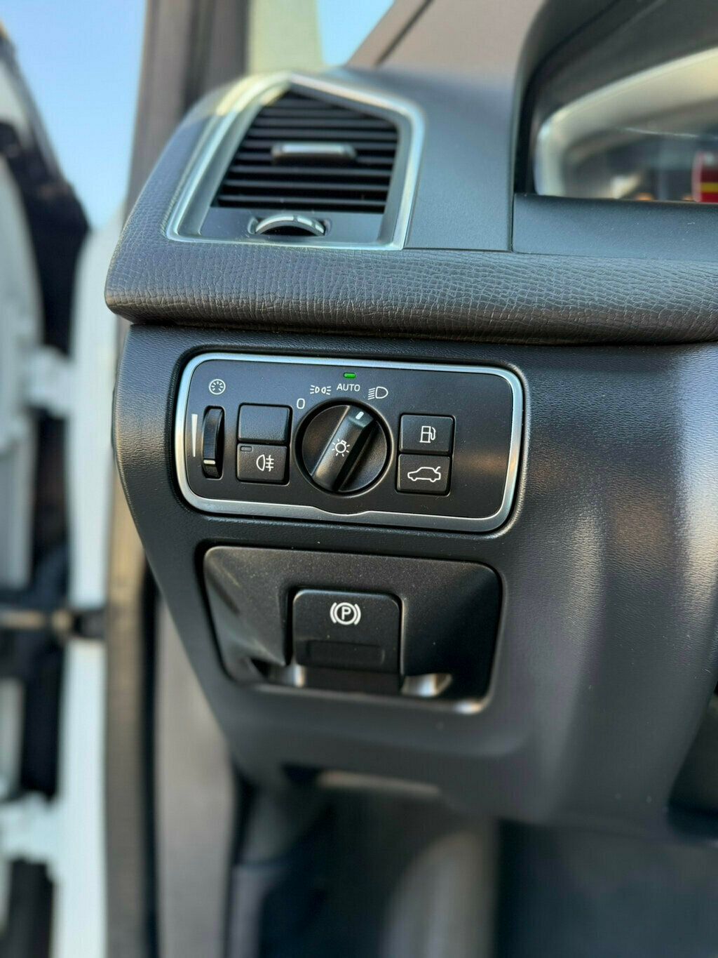 2016 Volvo XC60 T6 Drive-E photo 18