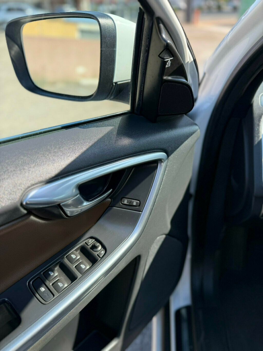2016 Volvo XC60 T6 Drive-E photo 21