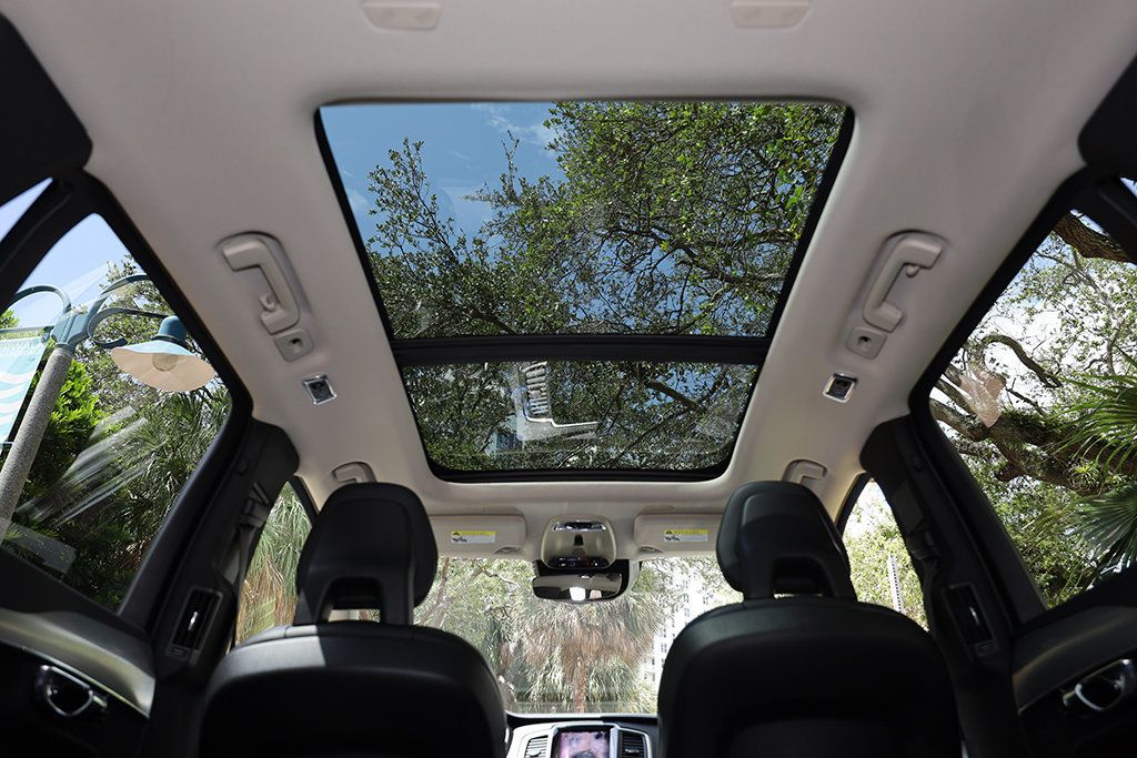 2016 Volvo XC90 T6 Momentum photo 10