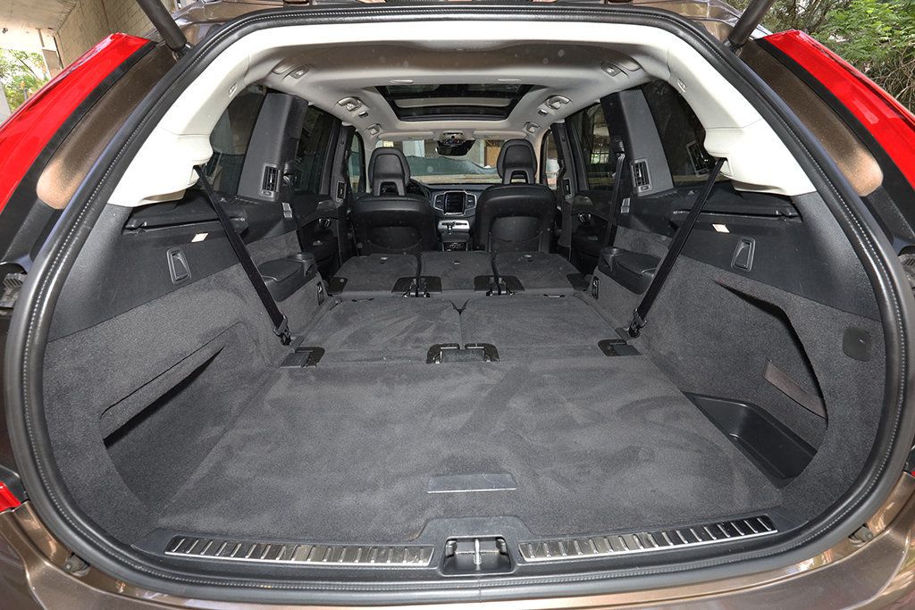 2016 Volvo XC90 T6 Momentum photo 11