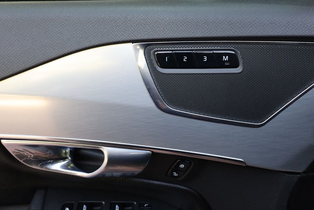 2016 Volvo XC90 T6 Momentum photo 22