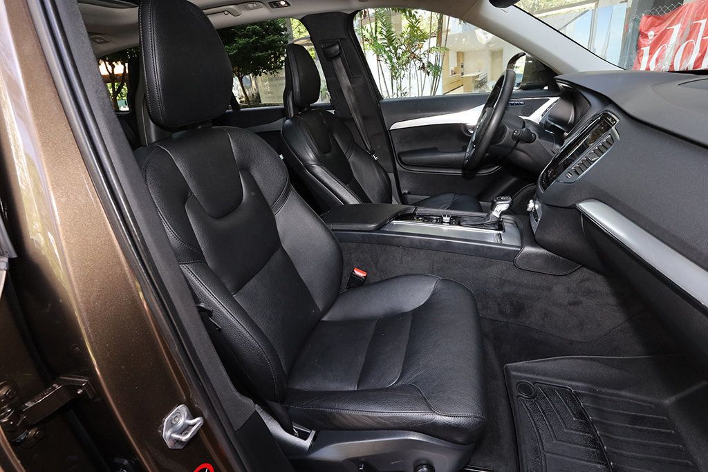 2016 Volvo XC90 T6 Momentum photo 23
