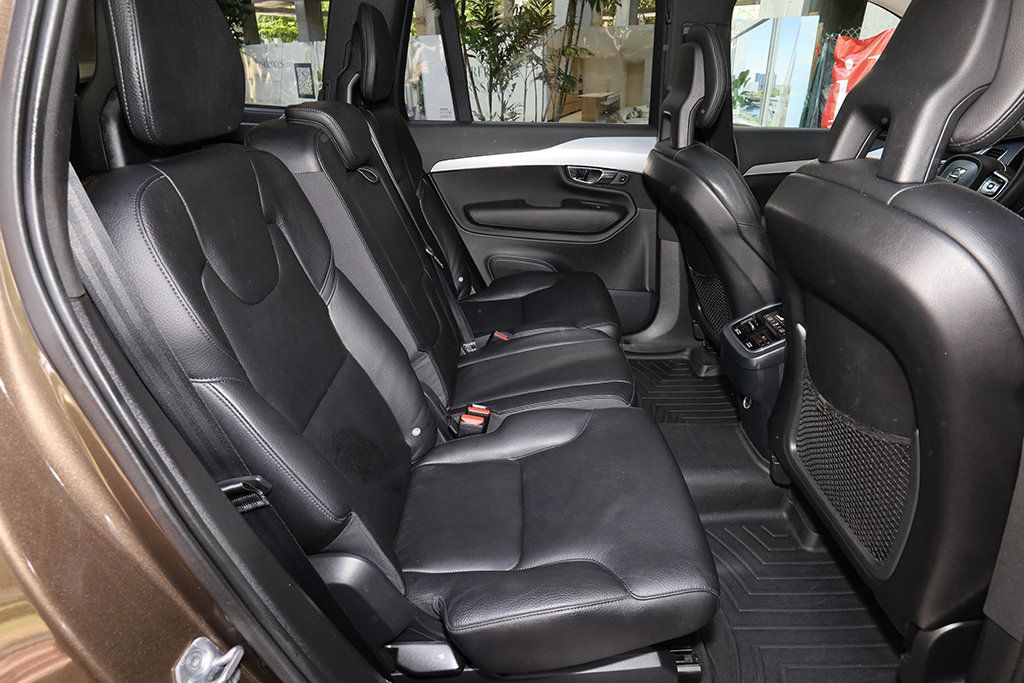 2016 Volvo XC90 T6 Momentum photo 24