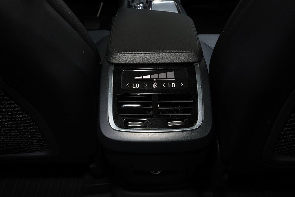 2016 Volvo XC90 T6 Momentum photo 25
