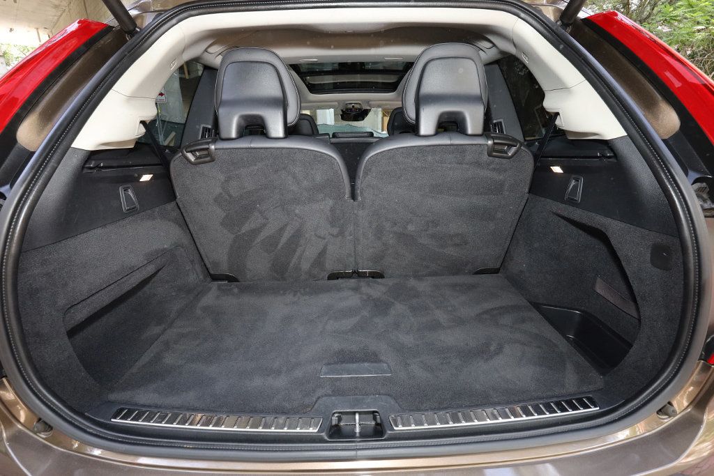 2016 Volvo XC90 T6 Momentum photo 26