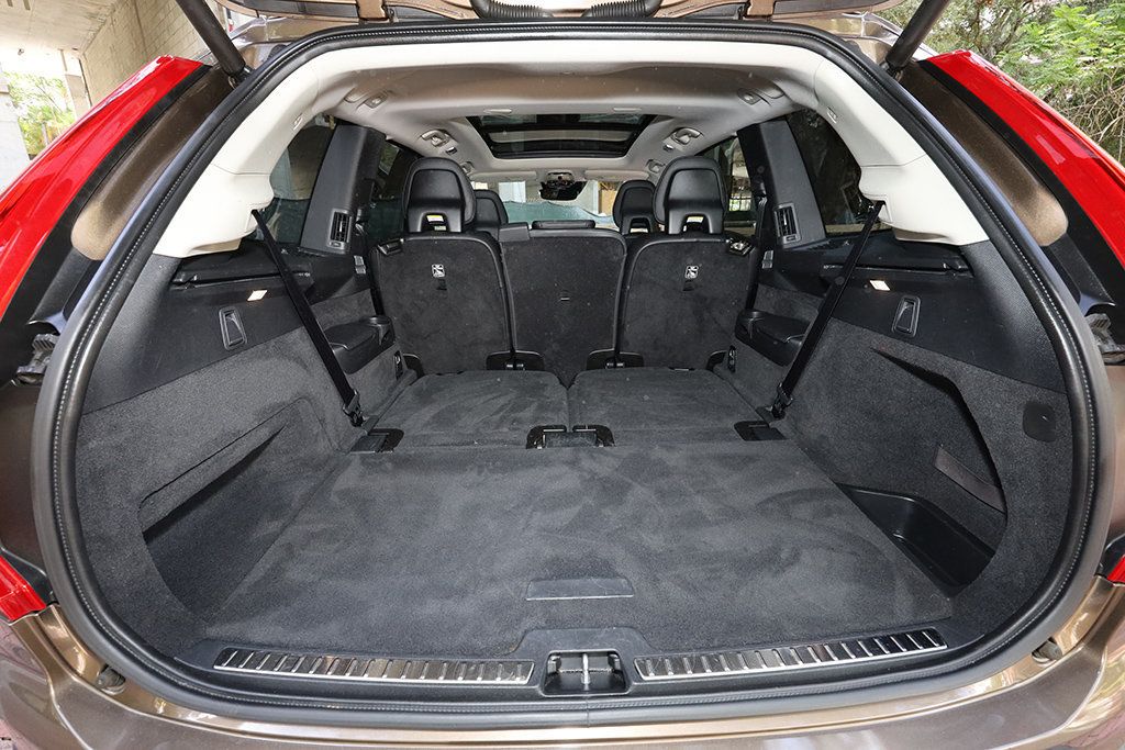 2016 Volvo XC90 T6 Momentum photo 27