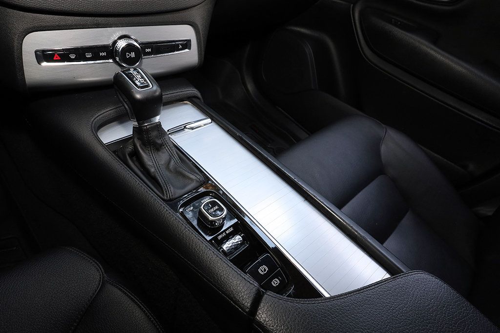2016 Volvo XC90 T6 Momentum photo 39
