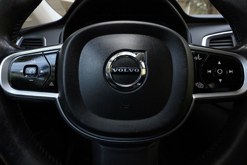 2016 Volvo XC90 T6 Momentum photo 40