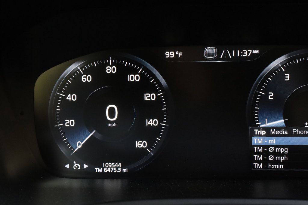 2016 Volvo XC90 T6 Momentum photo 41