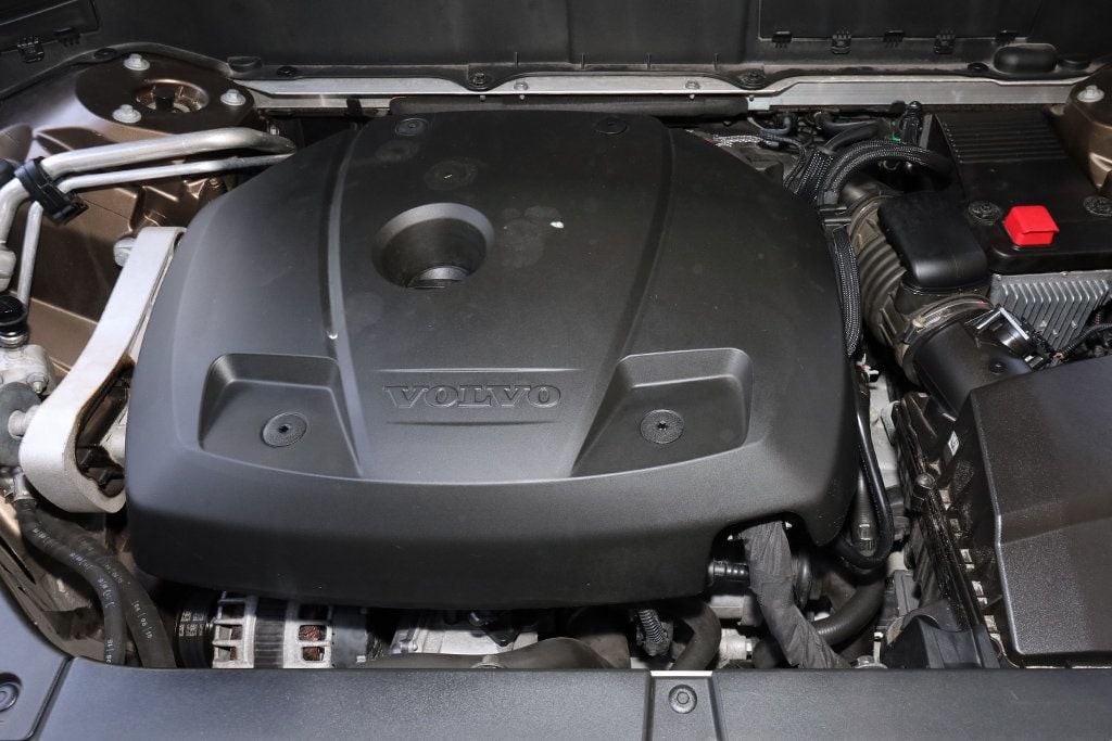 2016 Volvo XC90 T6 Momentum photo 42